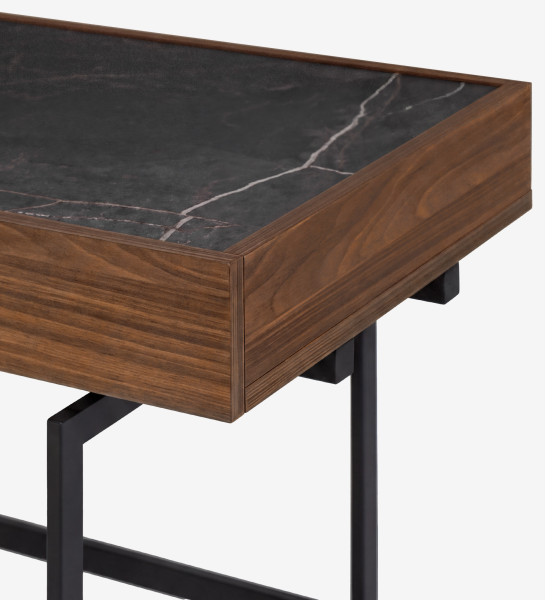 Bureau Lagos coin en noyer avec plateau en marbre noir et pieds métalliques noirs
