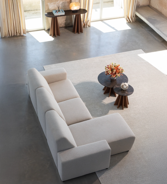 Sofá con chaise longue Lagos de tapizado claro en sala luminosa