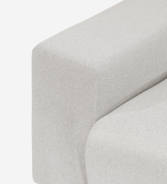 Canapé Lagos gris clair en tissu texturé, gros plan sur l'accoudoir
