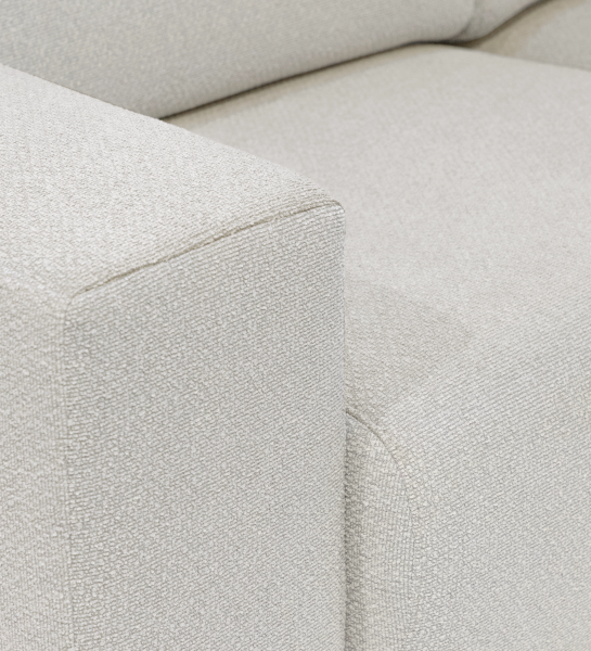 Sofá com Chaise Longue Lagos em tecido bouclé bege, detalhe do braço