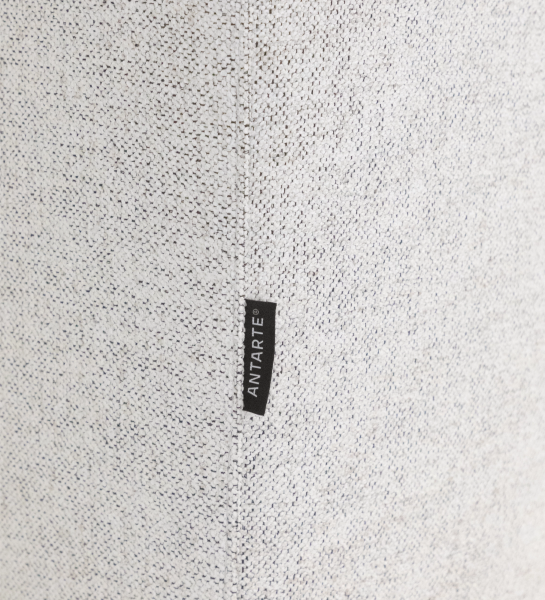 Detalhe do tecido claro com etiqueta Antarte do Sofá com Chaise Longue Lagos