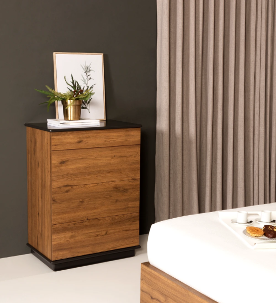Dresser with 4 drawers and aged oak structure, black lacquered top and baseboard.