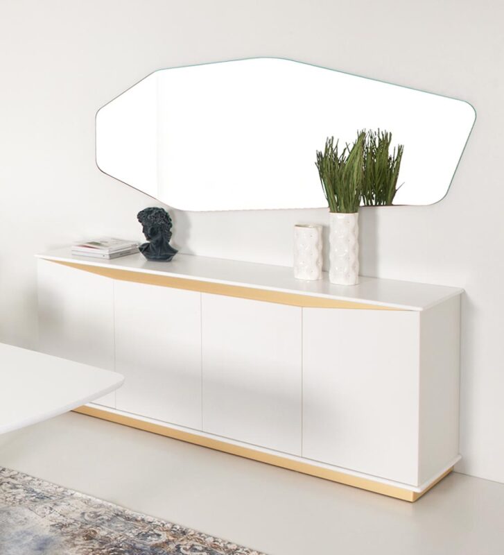 Miroir rectangulaire avec cadre laqué noir.