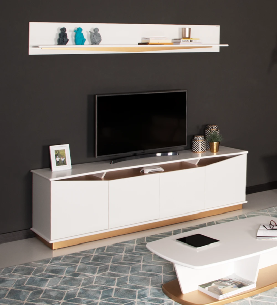Meuble TV avec 4 portes et structure en chêne blanc, plateau laqué blanc et plinthe laquée doré.