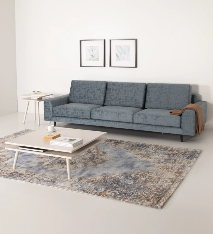 Sofá Oslo 3 lugares estofado a tecido azul, pés lacados a castanho escuro, 265 cm.