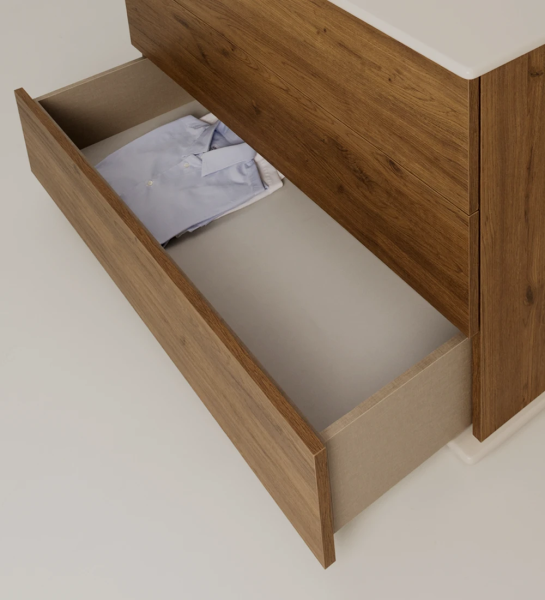 Dresser with 3 drawers, aged oak structure, lacquered pearl top and footer.
