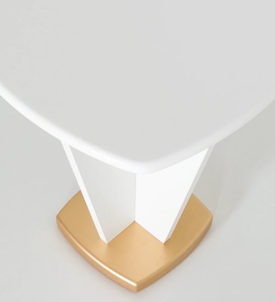Mesa de apoio quadrada, com estrutura em carvalho branco, tampo lacado a branco, pé lacado a dourado.