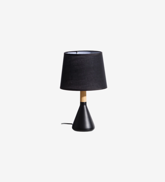  Lámpara de sobremesa con base de metal pintado de negro y madera con pantalla de tela negra.