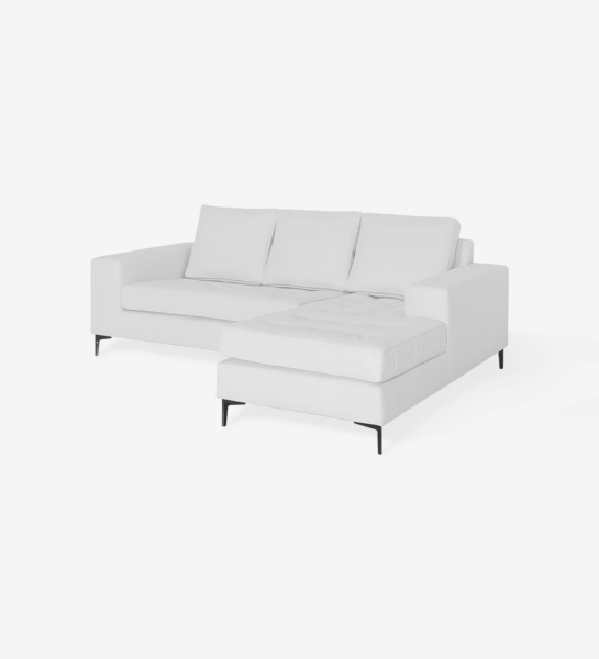 Sofá de 2 plazas con chaise longue, tapizado en ecopiel blanca, con pies de metal lacado en negro.