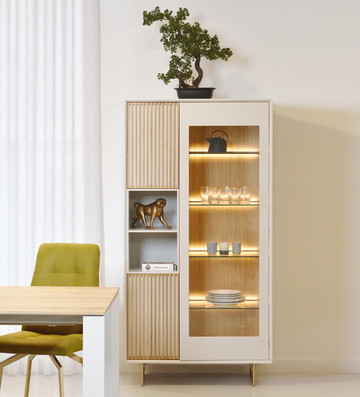 Vitrine avec 2 portes en chêne naturel et 1 porte avec verre et structure laquée perle, pieds en métal laqué perle.