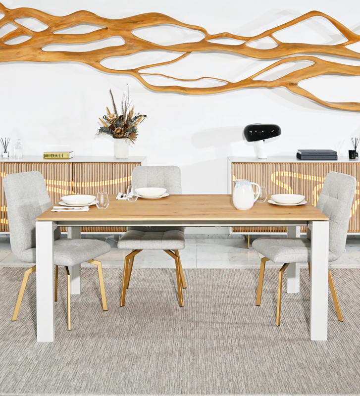 Table de repas rectangulaire extensible avec plateau en chêne naturel, pieds en métal laqué perle.
