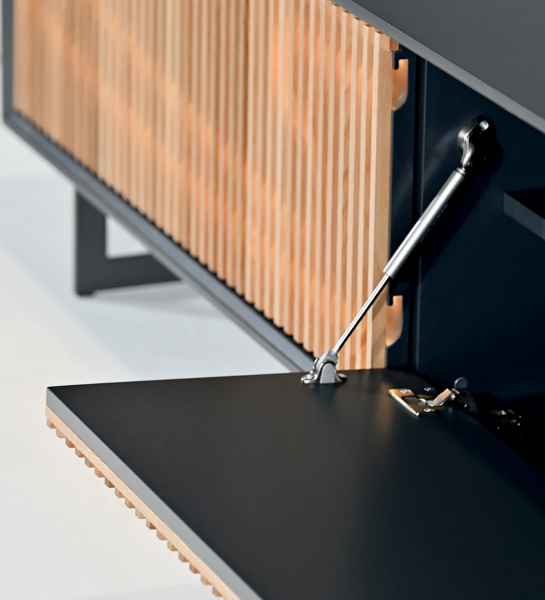 Mueble TV con 2 puertas plegables en roble natural, marco y pies metálicos lacados en negro metalizado.