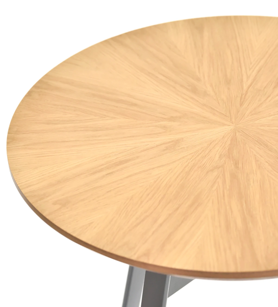 Table d'Appui ronde, avec plateau en chêne naturel et pied en métal laqué noir.