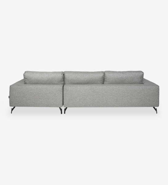 Sofá de 3 plazas con chaise longue, tapizado en tejido, con pies de metal lacado en negro.