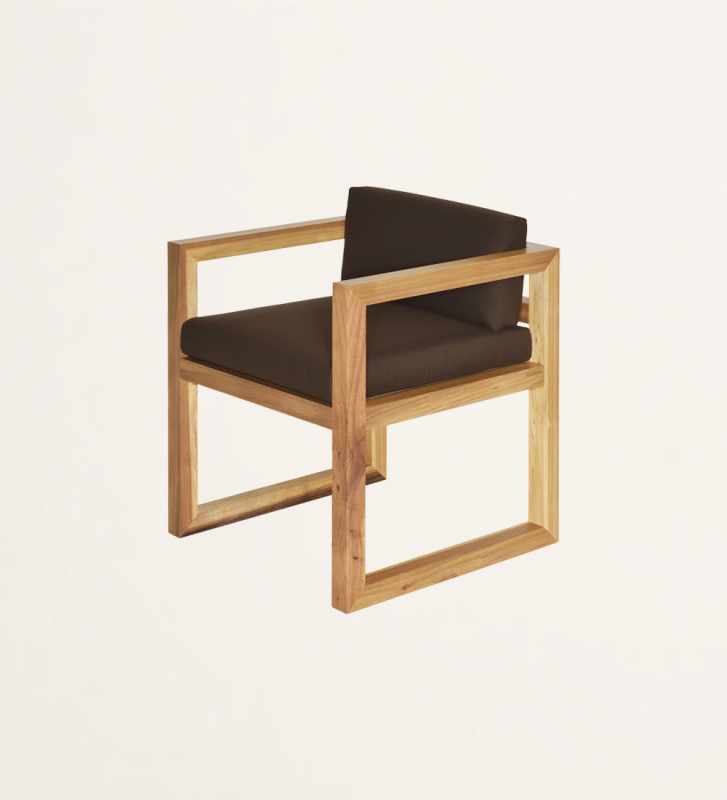 Chaise avec accoudoirs, coussins en tissu et structure en bois naturel.