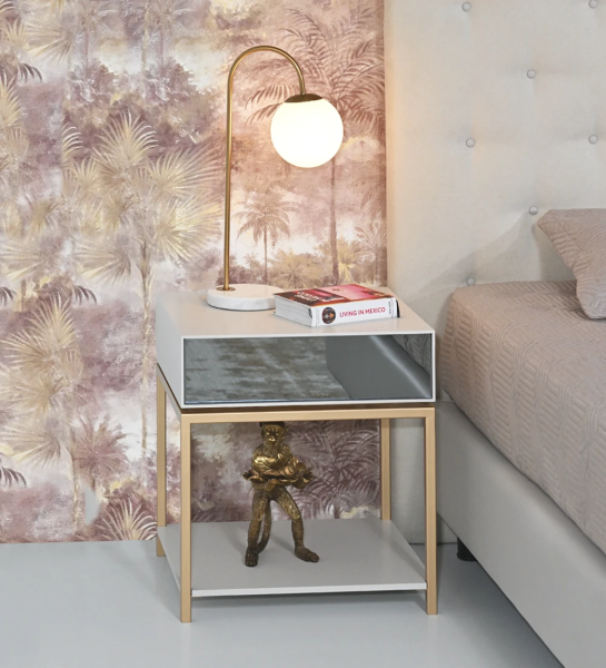 Bedside table with 1 drawer with mirror front, pearl lacquered frame, with gold lacquered metal foot.
