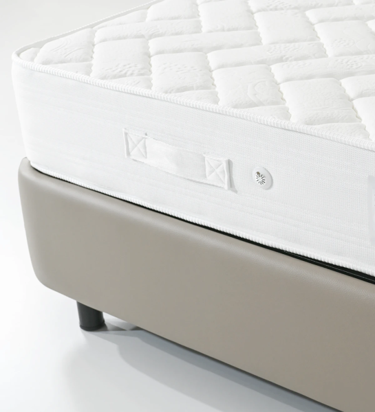 Colchão para cama casal ortopédico e anatómico composto por espuma e molas, com máximo conforto.