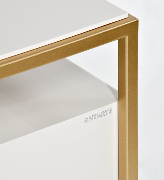 Bedside table with 1 drawer and pearl lacquered top, gold lacquered metal foot.
